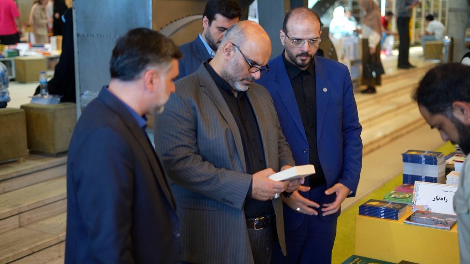 بازدید معاون فرهنگی شهرداری تهران از نمایشگاه کتاب معاون فرهنگی شهرداری تهران: خاطره بازدیدهای طولانی رهبری از نمایشگاه کتاب هرگز فراموش نمیشود