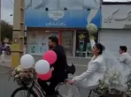 عروس و داماد با دوچرخه به خانه بخت رفتند